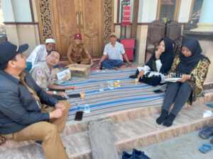 Fenomena Bunyi Ketukan dan Getaran di Moncek Tengah: Ahli Geofisika ITN Duga Berasal dari Struktur Batuan Jenis Karst Yang Berongga Tim ITN ke lokasi bunyi ketukan di dalam tanah untuk melakukan observasi awal (foto: Temmy/ beritajatim.com)