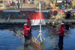 Warga Sumenep Upacara di Kali Marengan, Beri Pesan Sungai Bukan Tempat Sampah Terpanjang Warga Pabian upacara di Kali Marengan (foto : Temmy/ beritajatim.com)