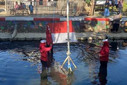 Warga Sumenep Upacara di Kali Marengan, Beri Pesan Sungai Bukan Tempat Sampah Terpanjang Warga Pabian upacara di Kali Marengan (foto : Temmy/ beritajatim.com)