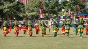 99 Penari Muang Sangkal Meriahkan Upacara HUT ke-78 RI di Sumenep Tari Muang Sangkal ditampilkan 99 penari