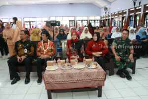 Kak Seto Ingatkan Bahaya Gadget pada Anak Prof DR Seto Mulyadi (berkalung melati) saat menghadiri Seminar tentang anak di Sumenep