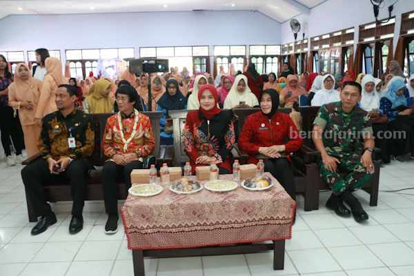 Prof DR Seto Mulyadi (berkalung melati) saat menghadiri Seminar tentang anak di Sumenep