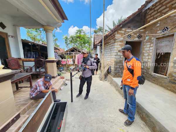 Tim ITN Malang melakukan survei di Desa Moncek Tengah (foto : Temmy/ beritajatim.com)