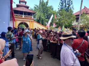 Puluhan Wisatawan Mancanegara ke Keraton Sumenep Disambut Tari Pecut dan Musik Saronen Wisatawan mancanegara mengunjungi keraton sumenep (foto : Temmy/ beritajatim.com)