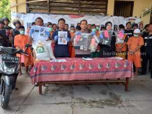 Polres Sumenep Bekuk 21 Tersangka Tindak Pidana Kejahatan Kapolres Sumenep AKBP Edo Satya Kentriko saat jumpa pers ungkap tindak pidana umum (foto : Temmy/ beritajatim.com)