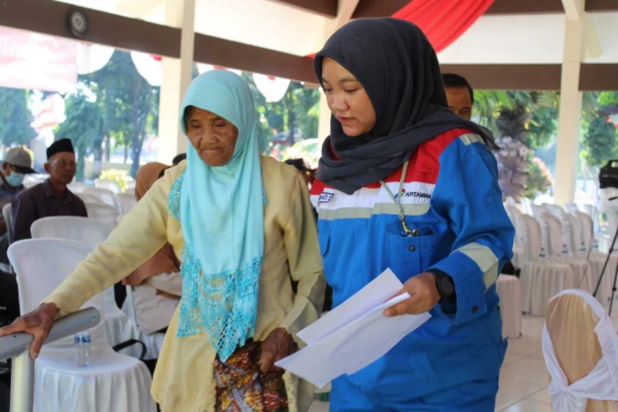 Perusahaan Kilang Minyak Tuban Beri Pengobatan Gratis 34 Purnawirawan dan 59 Lansia