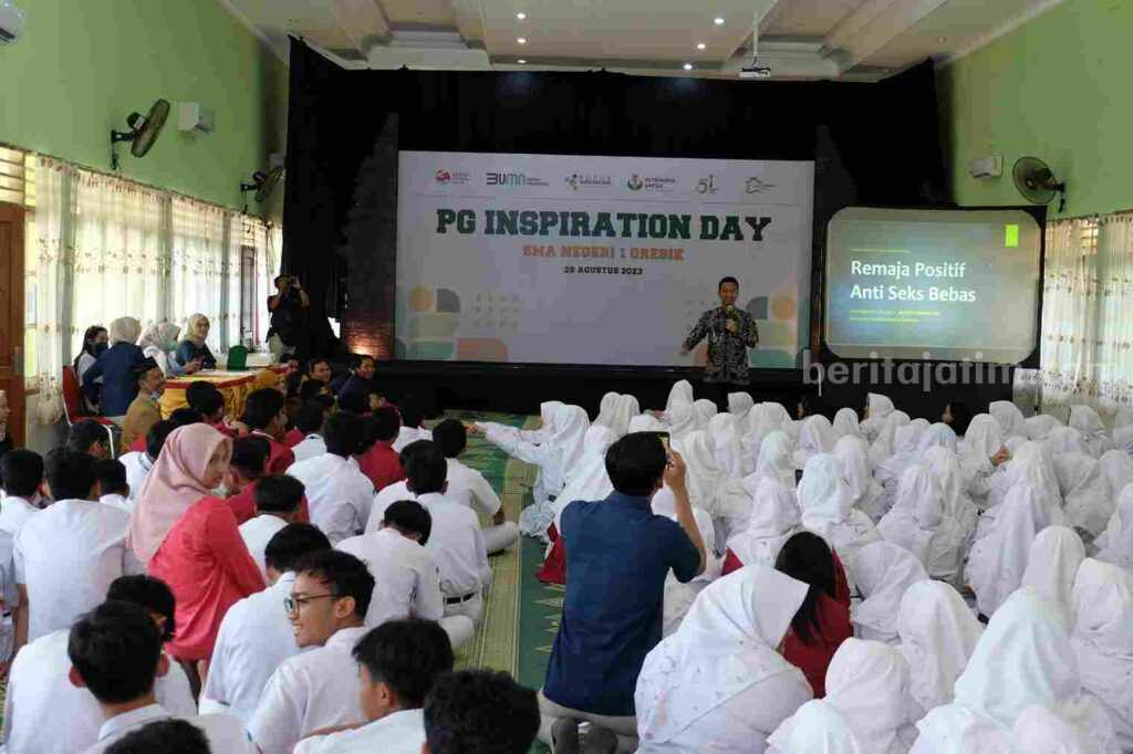 Karyawan Petrokimia Gresik saat memberi motivasi dihadapan pelajar SMAN 1