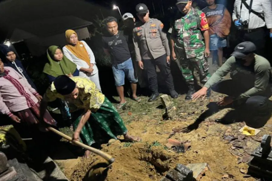 Geger Jenazah Bayi Terbungkus Sobekan Rok Sekolah Ditemukan di Pragaan Sumenep Pembongkaran Kuburan Bayi