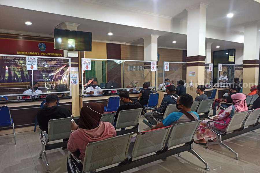 Suasana pelayanan di kantor Dispendukcapil Ponorogo. (Foto/Dok.Beritajatim.com)
