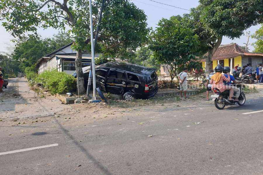 Kendaraan roda empat yang menabrak pagar milik salah satu warga di Ponorogo. (Foto/Istimewa)