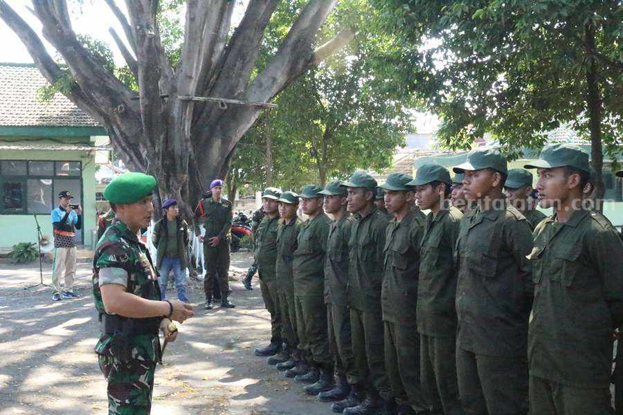 Puluhan Menwa Unida Gontor Dapat Pembekalan dari Dandim 0802 Ponorogo Dandim 0802/Ponorogo Letkol Inf Hirta Juni Adriansyah saat memberi pembekalan kepada puluhan anggota Menwa Unida Gontor. (Foto: Humas Kodim 0802/Ponorogo)