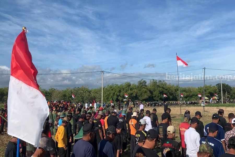Ratusan petani dan warga Desa Ronosentanan mengikuti upacara bendera di sawah. (Foto/Istimewa)