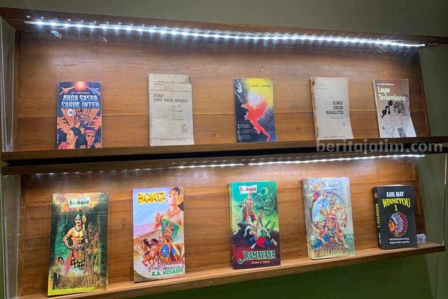 Beberapa buku yang dibaca Presiden SBY saat masih muda di Kabupaten Pacitan. (Foto/Endra Dwiono/Beritajatim.com)