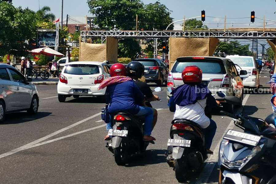 Penutupan sebagian jalan di HOS Cokroaminoto dilakukan pada malam hari. (Foto/Istimewa)