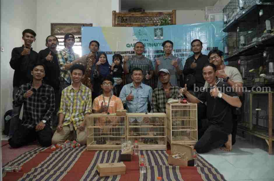 UIN Malang Beri Pelatihan Ternak Burung Kenari dengan Teknologi Pencahayaan Tanpa Jemur Tim dari UIN Malang bersama peserta pelatihan ternak burung kenari dengan teknologi pencahayaan tanpa jemur (Foto: Istimewa)