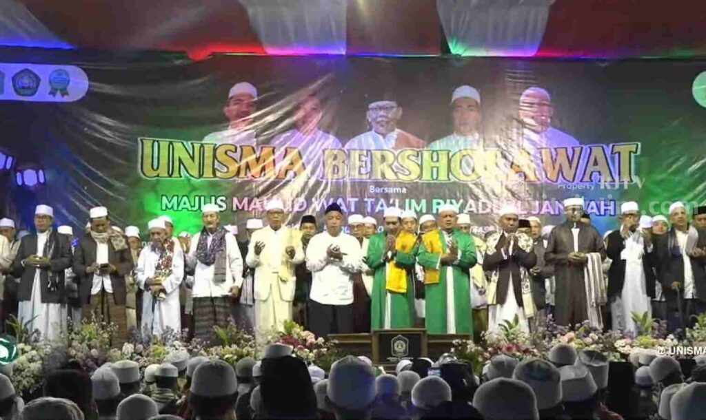 Ajak Civitas Akademika Bersholawat, Unisma Hadirkan Majlis Maulid Wat Ta’Lim Riyadlul Jannah Suasana jamaah majlis maulid wat ta'lim riyadlul jannah di halaman depan Unisma (Foto: Istimewa)