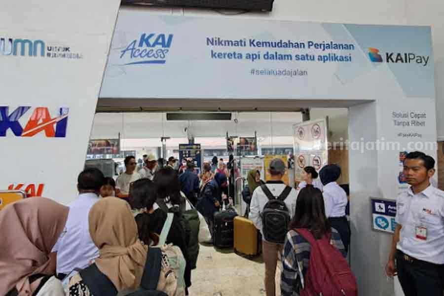 Suasana Stasiun Malang dan VP Corporate Secretary KAI Commuter, Anne Purba.