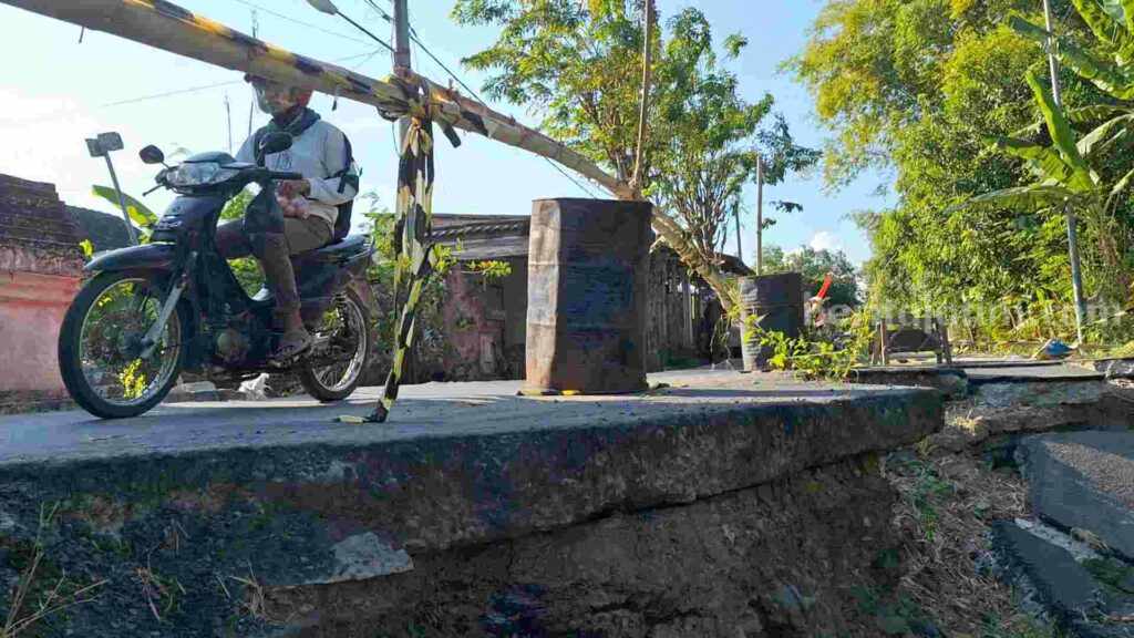 Jalan longsor di Dusun Sidoleh, Desa Mojopilang, Kecamatan Kemlagi, Kabupaten Mojokerto. [Foto : Misti/beritajatim.com]