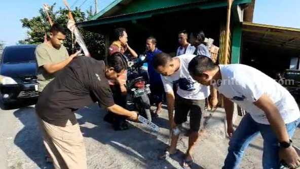 Pemilik toko keramik, Fatoni yang mengalami luka di bagian kaki sebelah kanan akibat lemparan bondet pelaku. [Foto : ist]