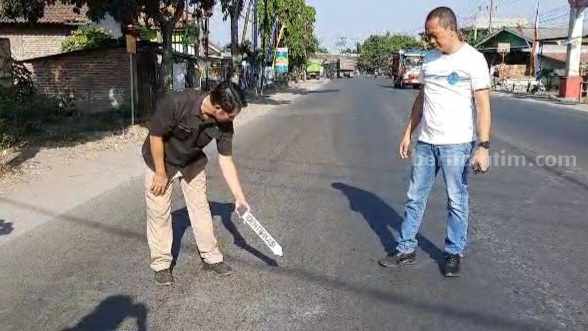 Petugas melakukan olah TKP di depan toko keramik Desa Ngrame, Kecamatan Pungging, Kabupaten Mojokerto. [Foto : ist]