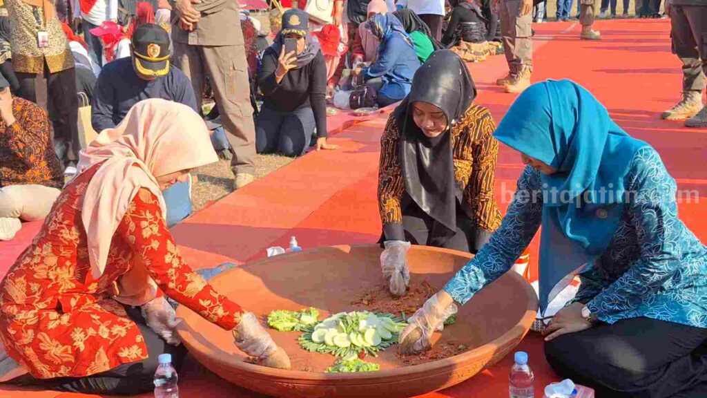 Bupati Mojokerto, Ikfina Fahmawati bersama Ketua TP PKK dan istri Kepala Disbudporapar saat 'Nguleg' bersama di Lapangan Kawiryan Desa Pacing, Kecamatan Bangsal, Kabupaten Mojokerto. [Foto : Misti/beritajatim.com]