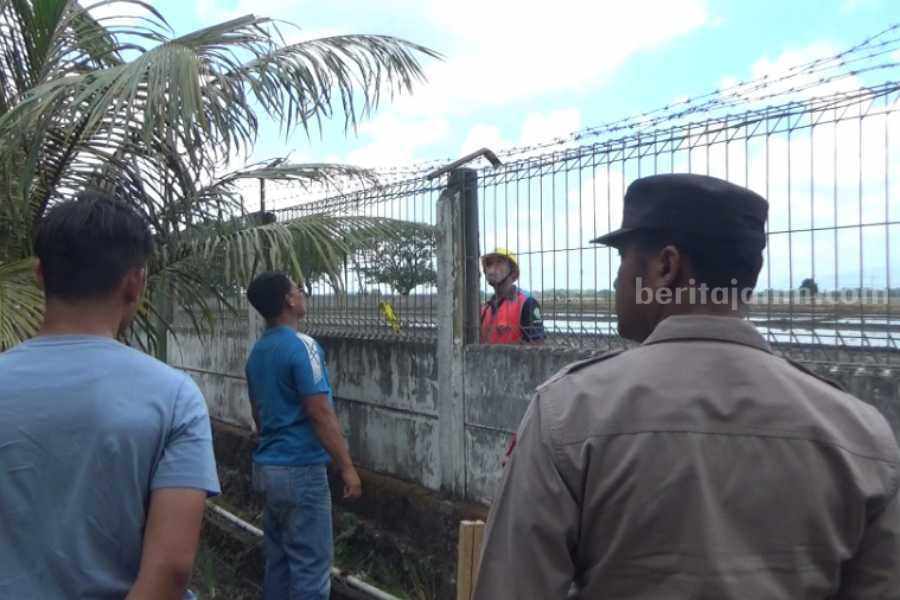 Petani Ngawi Diduga Meninggal Tersengat Listrik, Begini Kata Polisi Polisi melakukan olah TKP di lokasi ditemukannya petani yang meninggal diduga tersengat listrik di di Desa Karangbanyu Kecamatan Widodaren Kabupaten Ngawi, Jawa Timur, Minggu (6/8/2023)