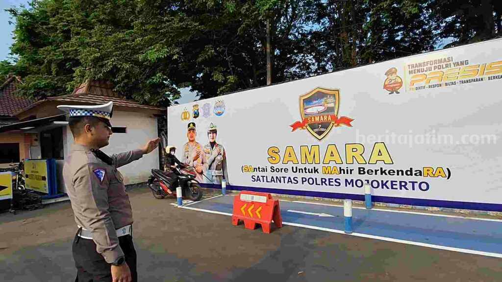 Salah satu pemohon SIM C saat ujian praktik SIM di Satlantas Polres Mojokerto. [Foto : Misti/beritajatim.com]