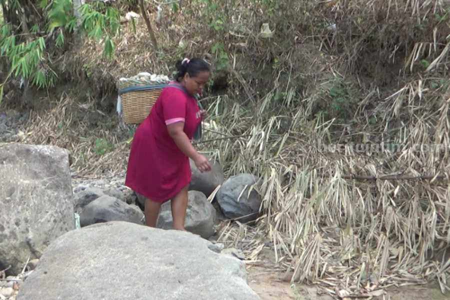 Ibu-ibu di Desa Joketro Parang Magetan saat mencari batu di sungai saat musim kemarau karena sawah mereka tadah hujan. (Foto: Fiq)