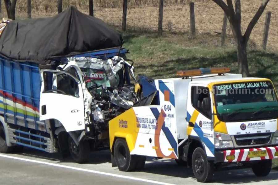 Truk Jeruk Tabrak Kendaraan Lain di Tol Ngawi, Sopir Terjepit Petugas saat mengevakuasi truk jerjk yang.menabrak truk dump di Jalan Tol Ngawi Solo, KM 567B masuk Desa Bengunrejo Kidul Kecamatan Kedunggalar Kabupaten Ngawi pada Kamis (10/8/2023) pukul 12.30 WIB.