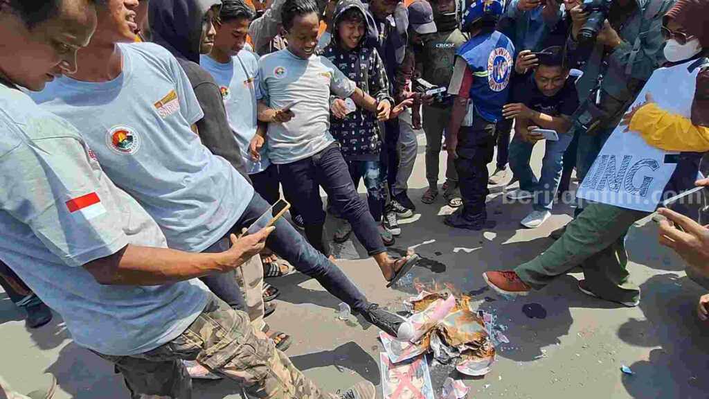 Ribuan massa AMM saat menggelar aksi di depan Kantor Bupati Mojokerto di Jalan A Yani Kota Mojokerto. [Foto : Misti/beritajatim.com]