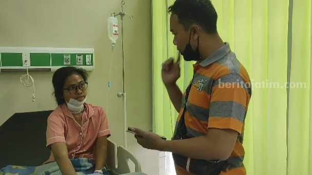 Korban, Patniwati (39) saat menjalani perawatan di di IGD dan Ponek RSUD RA Basoeni Kecamatan Gedeg, Kabupaten Mojokerto. [Foto : ist]