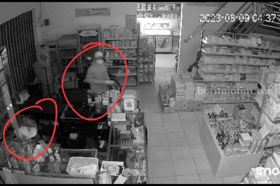 Maling Bobol Mini Market di Walikukun Ngawi, Terekam CCTV Tangkapan layar CCTV yang merekam komplotan maling yang membobol toko di Jalan Raya Walikukun-Ngrambe masuk Desa Walikukun Kecamatan Widodaren Kabupaten Ngawi, Jawa Timur, Rabu (8/8/2023) pukul 04.30 WIB.