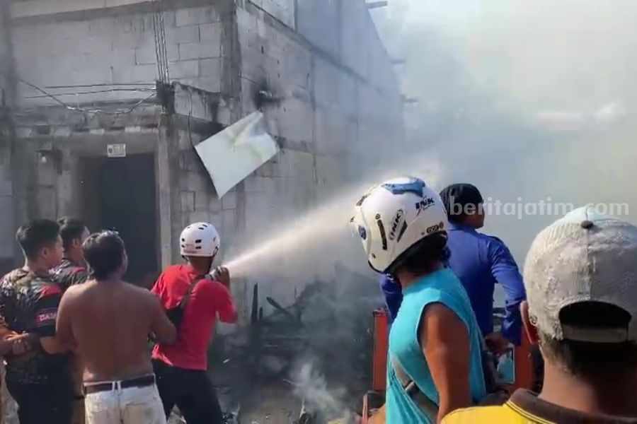 Petugas Damkar saat memadamkan kebakaran rumah di di Dusun Tambak Selo Desa Pelang Lor Kecamatan Kadunggalar Kabupaten Ngawi, Jawa Timur terbakar pada Sabtu (12/8/2023) pukul 14.25 WIB.