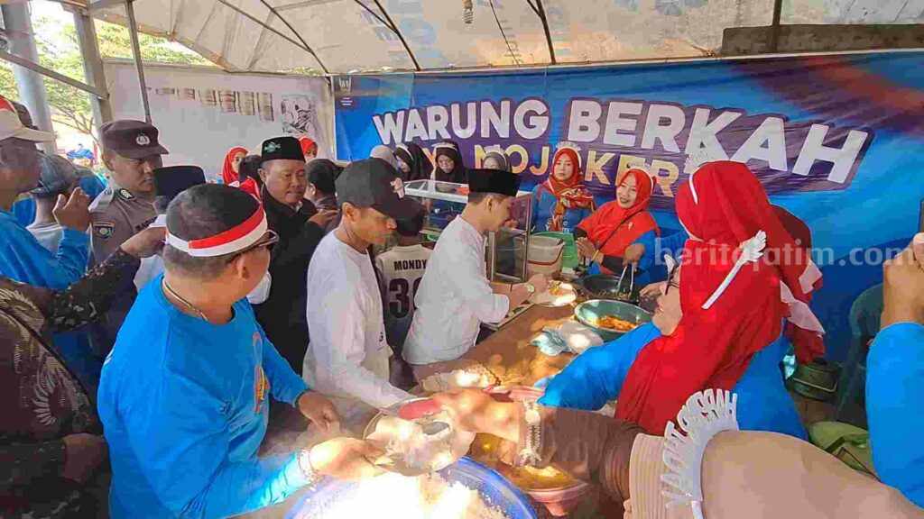 Wabup Mojokerto, Muhammad Al Barra ikut mengantre di Warung Berkah SYD Mojokerto di Lapangan Desa Canggu, Kecamatan Jetis, Kabupaten Mojokerto. [Foto : Misti/beritajatim.com]