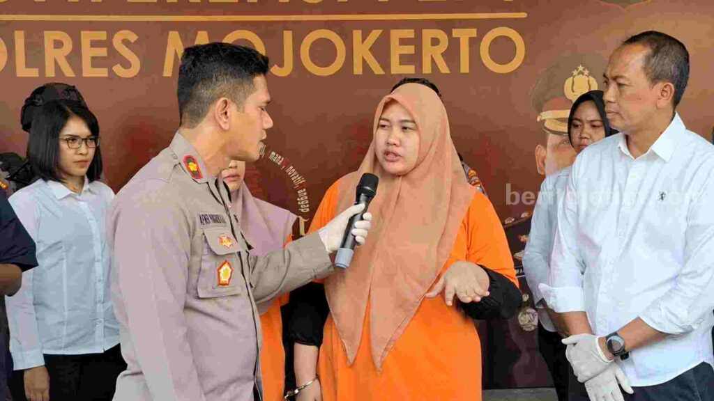 Waka Polres Mojokerto, Kompol Afner Nixon Bernandus Pangaribuan saat merilis tersangka Penipuan dan Penggelapan di Mapolres Mojokerto. [Foto : Misti/beritajatim.com]
