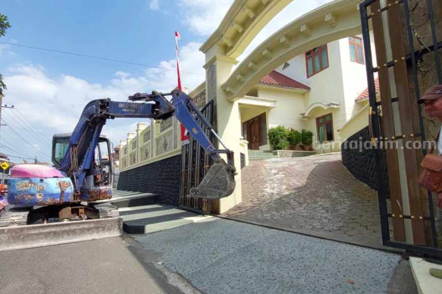 Ekskavator yang disewa Kuswanto untuk menghancurkan rumah yang pernah dibangunnya karena kini ditinggali mantan istri dan suami baru dan belum ada kejelasan soal harta gono gini.