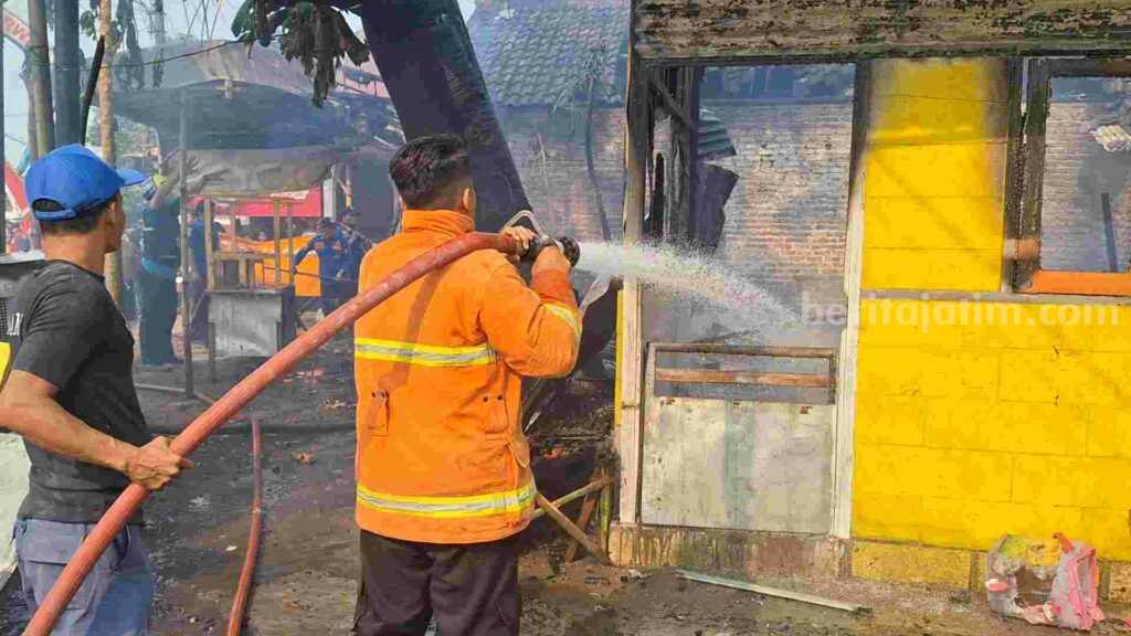 Petugas damkar memadamkan kebakaran di Prajurit Kulon Gg 4, Kecamatan Prajurit Kulon, Kota Mojokerto. [Foto : Misti/beritajatim.com]