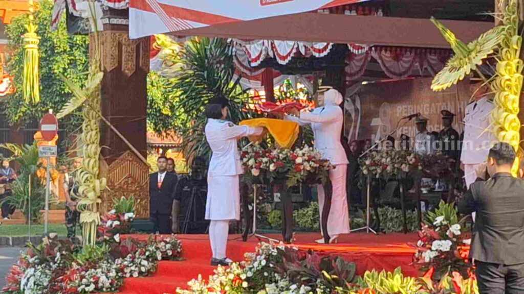 Bupati Mojokerto Ikfina Fahmawati saat memimpin upacara peringatan Hari Ulang Tahun ke – 78 Proklamasi Kemerdekaan Indonesia di halaman Pemkab Mojokerto. [Foto : Misti/beritajatim.com]