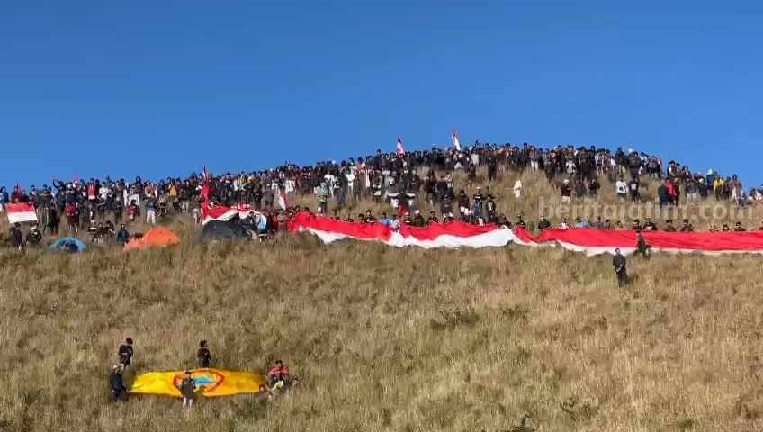 Bendera sepanjang 500 meter dibentangkan di atas Puncak Penanggungan.