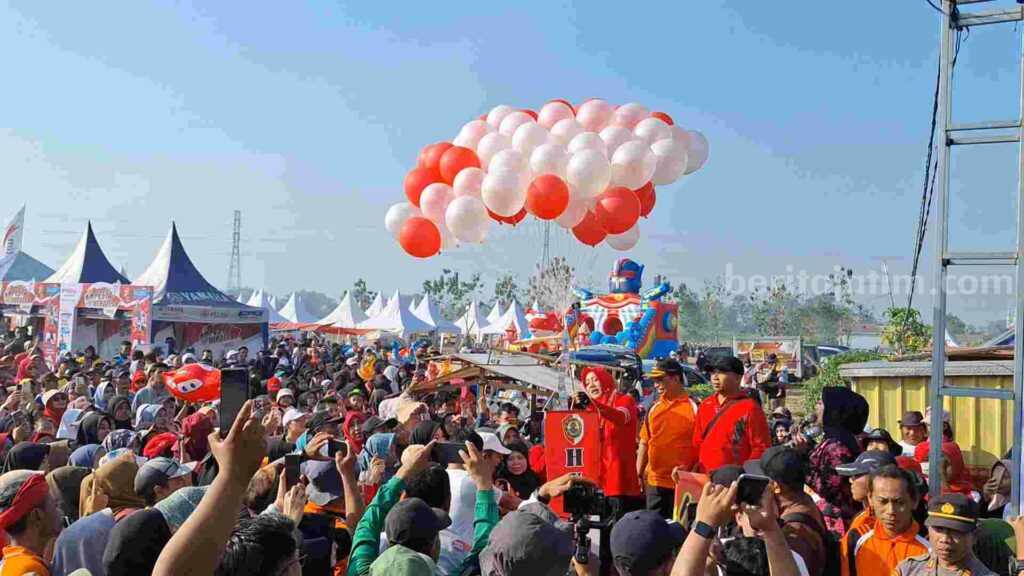 Bupati Mojokerto, Ikfina Fahmawati saat menghadiri Blusukan Kampung Bangkit di di Lapangan Brawijaya Desa Trowulan, Kecamatan Trowulan, Kabupaten Mojokerto. [Foto : Misti/beritajatim.com]