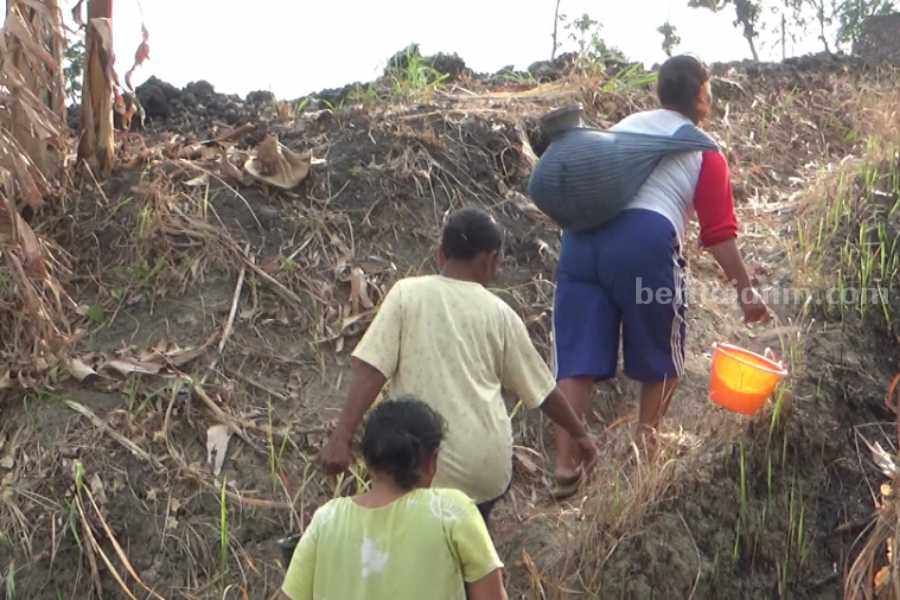 Warga Dusun Krawong Desa Cantel Kecamatan Pitu Kabupaten Ngawi saat mengambil air ke sumber air di dekat kawasan hutan, Selasa (22/8/2023)
