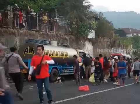 Truk tangki nopol S 9085 UP usai kejadian. [Foto : cupture]
