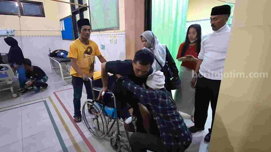 Pasien luka saat dirawat di UPT Puskesmas Pacet. [Foto : Misti/beritajatim.com]