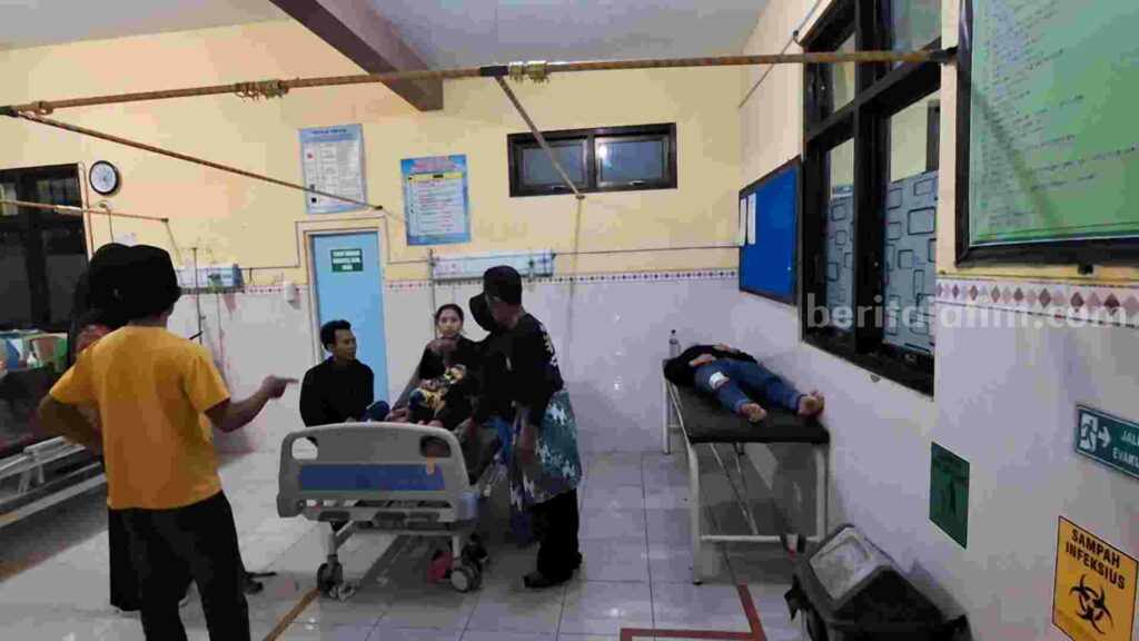Korban luka ringan dirawat di UPT Puskesmas Pacet. [Foto : Misti/beritajatim.com]
