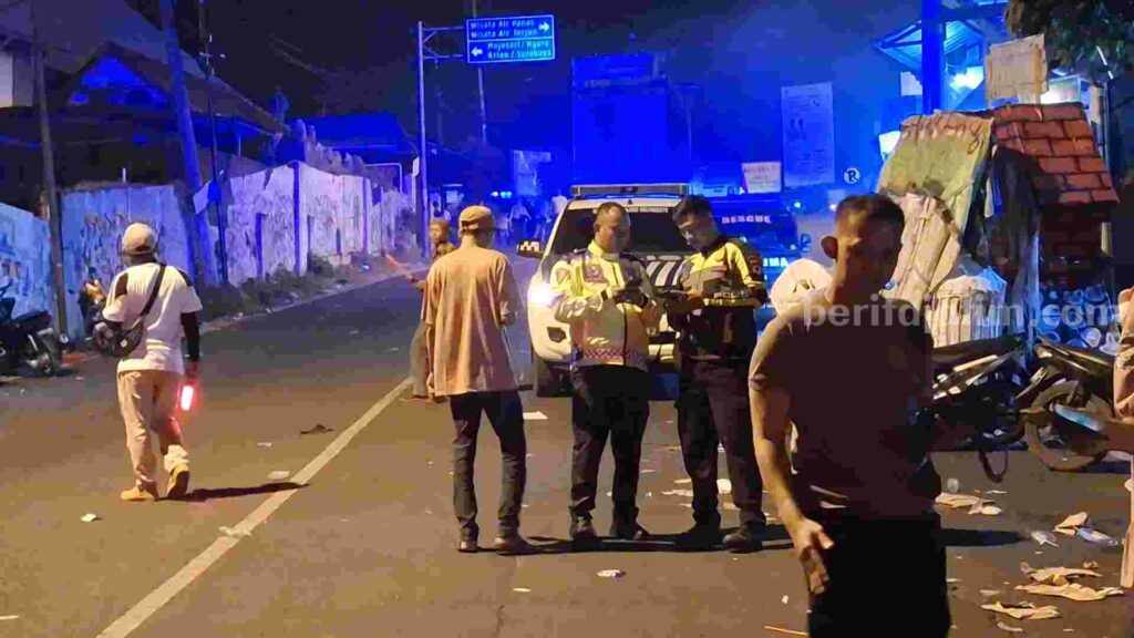 Anggota Polsek Pacet Kelelahan Evakuasi Korban Kecelakaan