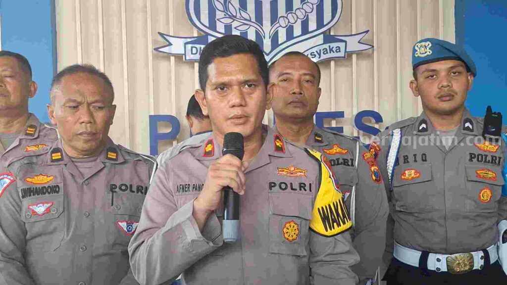 Waka Polres Mojokerto, Kompol Afner Nixon Bernandus Pangaribuan saat merilis kecelakaan truk tangki di parkir Satlantas Polres Mojokerto. [Foto : Misti/beritajatim.com]