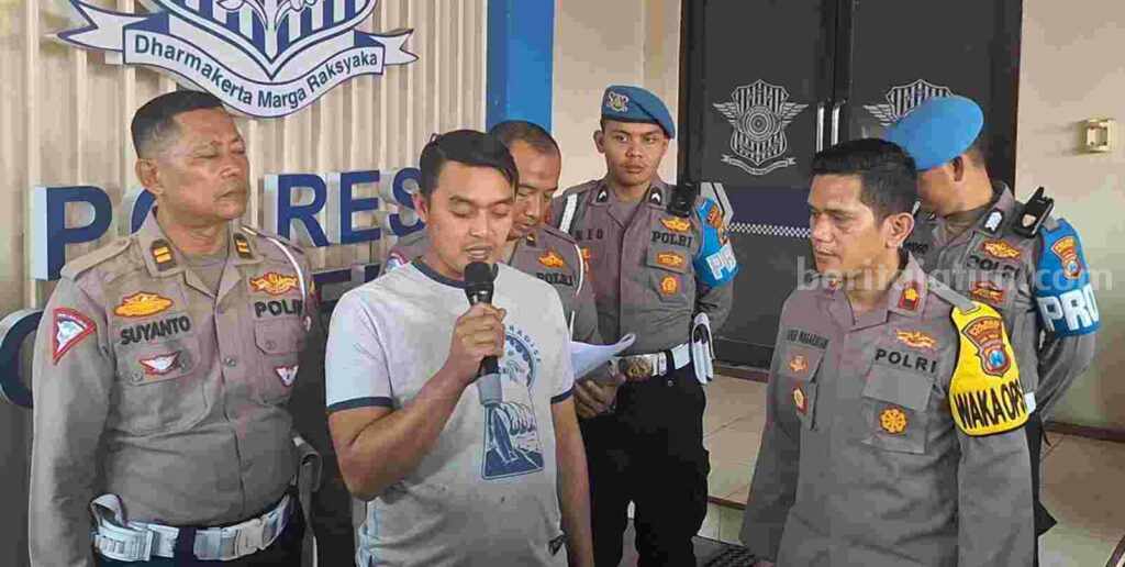 Sopir truk tangki nopol S 9085 UP, Anton Dwi Aryatama (33) saat memberikan keterangan di hadapan awak media. [Foto : Misti/beritajatim.com]