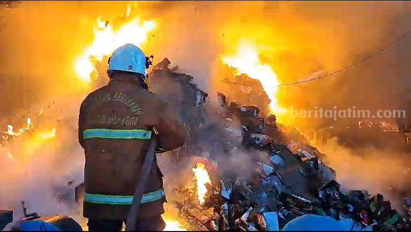 Petugas PMK dari BPBD Kabupaten Mojokerto memadamkan api yang membakar pabrik sepatu CV Surya Mega Yosaka di Dusun Janti, Desa Jatilangkung, Kecamatan Pungging, Kabupaten Mojokerto. [Foto : ist]