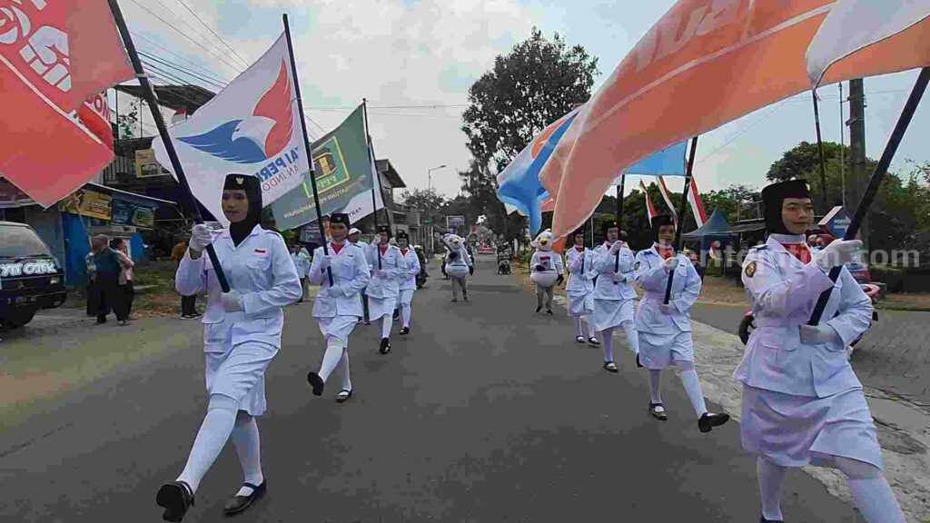 Kirab Bendera Parpol Pemilu 2024 KPU Kabupaten Mojokerto. [Foto : Misti/beritajatim.com]