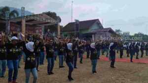 Flashmob Jingle Pemilu 2024 yang diperagakan oleh Panitia Pemilihan Kecamatan (PPK)